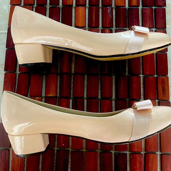 Stuart Weitzman paired up with designer Salvatore Ferragamo. So classy ! - Picture 3 of 5